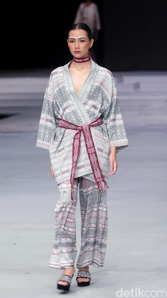 Fashion show koleksi busana terbaru Ghea Panggabean mengangkat tema Spirit of Toba’ dan terinspirasi keindahan kain Ulos di Indonesia Fashion Week 2018, Rabu [28/3/2018]. [Foto: Mohammad Abduh/Wolipop]