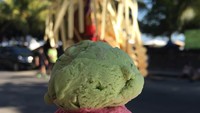 Makan es krim dan gelato memang digemari banyak orang. Tidak terkecuali pelantun lagu Mari Bercinta ini. Ia ternyata doyan gelato rasa strawberry dan green tea. Foto: Instagram @aurakasih