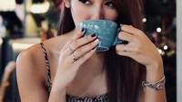 Wanita kelahiran Palembang tahun 1990 silam ini, memilih kopi sebagai minuman favoritnya.  Foto: Instagram @mariaselena_