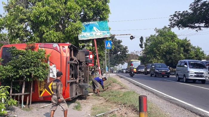 Bus Sugeng Rahayu Terguling di Ngawi, 17 Penumpang Selamat