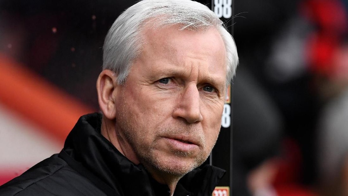 Alan Pardew meninggalkan kursi manajer West Bromwich (Foto: Tony OBrien/Action Images via Reuters)