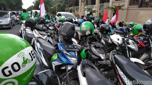 Ratusan Driver Ojek Online Longmarch ke Kantor Aplikator, Ada Apa?