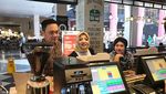 Ini 10 Pose Keseruan Farhat Abbas  Makan Bareng Teman dan Keluarga
