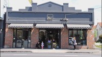 Nama kafe Au79 terinspirasi simbol kimia dan nomor atom untuk emas. Kafe ini berlokasi di Nicholson St, Melbourne. Foto: Instagram au79cafe