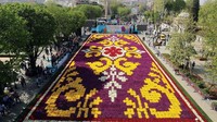 Para wisatawan disana sangat menikmati karpet bunga yang membentang seluas 18.600 persegi yang dibuat dari 536.000 bunga tulip dalam sebuah acara Istanbul Tulip Festival di Turkey.