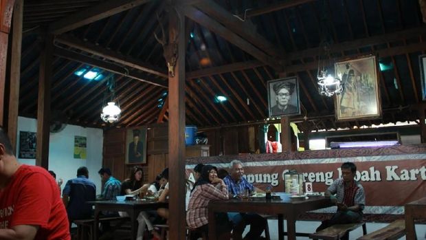 Suasana di Ayam Goreng Mbah Karto