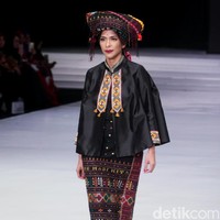 Fashion show koleksi busana terbaru Ghea Panggabean mengangkat tema Spirit of Toba’ dan terinspirasi keindahan kain Ulos di Indonesia Fashion Week 2018, Rabu [28/3/2018]. [Foto: Mohammad Abduh/Wolipop]