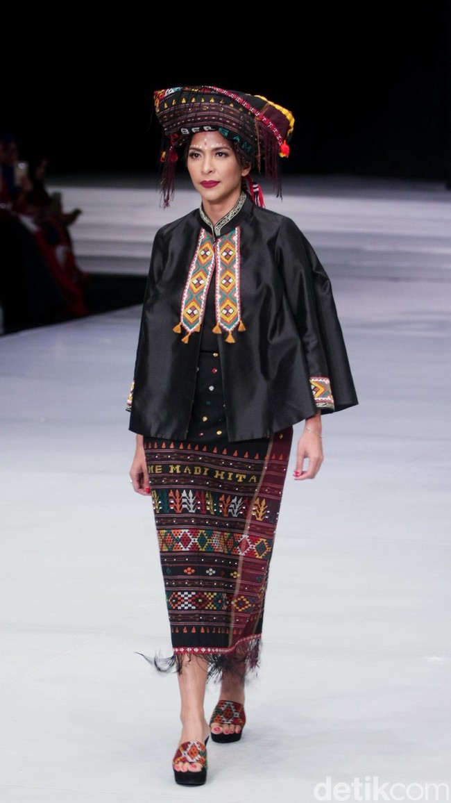 Fashion show koleksi busana terbaru Ghea Panggabean mengangkat tema Spirit of Toba’ dan terinspirasi keindahan kain Ulos di Indonesia Fashion Week 2018, Rabu [28/3/2018]. [Foto: Mohammad Abduh/Wolipop]