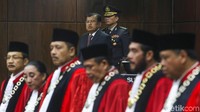 Wakil Presiden Jusuf Kalla (JK) menghadiri pelantikan Ketua MK Anwar Usman.