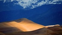 Cukup mudah menuju ke Great Sand Dunes National Park and Preserve. Dari Denver, ibukota Negara Bagian Colorado traveler dapat naik pesawat selama 1 jam ke Kota Alamosa. Kemudian, tinggal 40 menit naik mobil (Great Sand Dunes National Park and Preserve/Facebook)