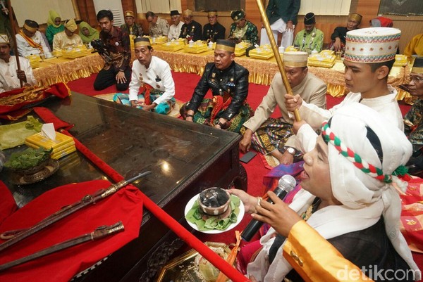 Ritual adat pencucian pusaka seperti keris, parang, dan berbagai benda antik lainnya ini setiap tahun dilaksanakan. (Zulkipli Natsir/detikTravel) Ritual adat pencucian pusaka seperti keris, parang, dan berbagai benda antik lainnya ini setiap tahun dilaksanakan. (Zulkipli Natsir/detikTravel)