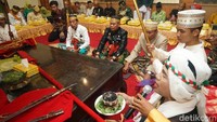 Ritual adat pencucian pusaka seperti keris, parang, dan berbagai benda antik lainnya ini setiap tahun dilaksanakan. (Zulkipli Natsir/detikTravel)