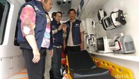 Dalam tinjauannya, Menteri Kesehatan Nila F. Moeloek mengatakan ambulans ini sangat baik peranan dan fasilitas untuk penanganan sebelum ke rumah sakit. Foto: Widiya Wiyanti