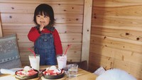 Tak hanya bersahabat dan suka pakai baju kembaran. Mame dan juga Riku juga sering terlihat makan bersama. Bayi kecil yang kian besar ini sedang menikmati dessert dan juga minuman bersama hewan peliharaannya. Foto: Instagram @tamaneqi.qoo.riku