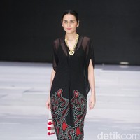 Fashion show koleksi busana terbaru Ghea Panggabean mengangkat tema Spirit of Toba’ dan terinspirasi keindahan kain Ulos di Indonesia Fashion Week 2018, Rabu [28/3/2018]. [Foto: Mohammad Abduh/Wolipop]