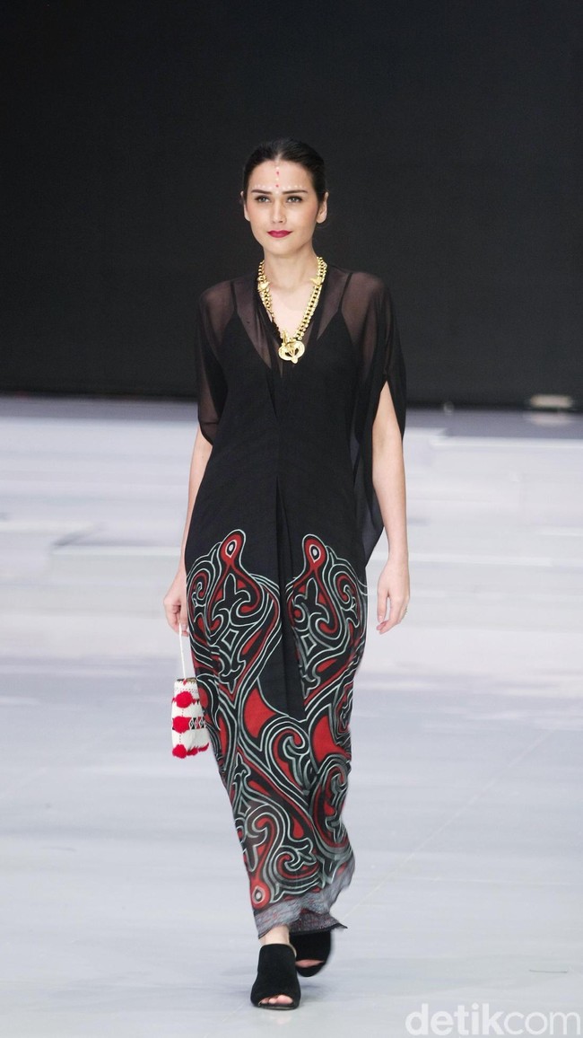 Fashion show koleksi busana terbaru Ghea Panggabean mengangkat tema Spirit of Toba’ dan terinspirasi keindahan kain Ulos di Indonesia Fashion Week 2018, Rabu [28/3/2018]. [Foto: Mohammad Abduh/Wolipop]
