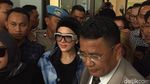Foto: Berkacamata Hitam, Syahrini Siap Jadi Saksi Sidang First Travel