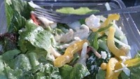 Selain masak cupcake, ia juga sering meracik salad sendiri. Tomat, paprika kuning, letuce, jagung, disiram mayonnaise dan perasan jeruk nipis. Ini bukan untuk sarapan, tapi makan malam! Foto: Instagram @aurakasih