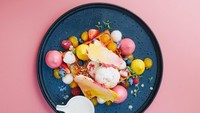 Aneka roti, pastry, camilan manis maupun gurih bisa dicicip di sini. Salah satunya Tropical Forest Waffle dengan paduan lychee, buah berry segar dan puree markisa. Foto: Instagram au79cafe