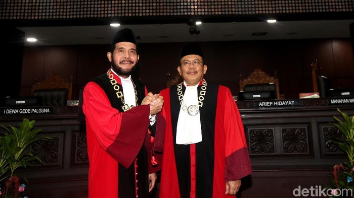 Anwar Usman dan Aswanto dilantik sebagai Ketua dan Wakil Ketua MK, Senin (2/4/2018). Keduanya terpilih melalui voting di Gedung MK, Gambir, Jakarta Pusat.