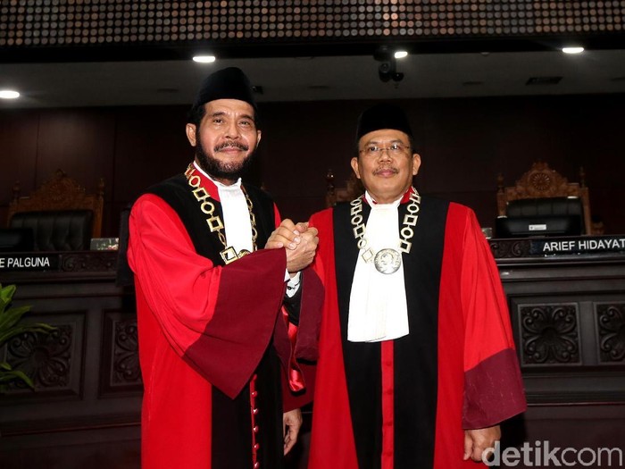 Anwar Usman dan Aswanto dilantik sebagai Ketua dan Wakil Ketua MK, Senin (2/4/2018). Keduanya terpilih melalui voting di Gedung MK, Gambir, Jakarta Pusat.