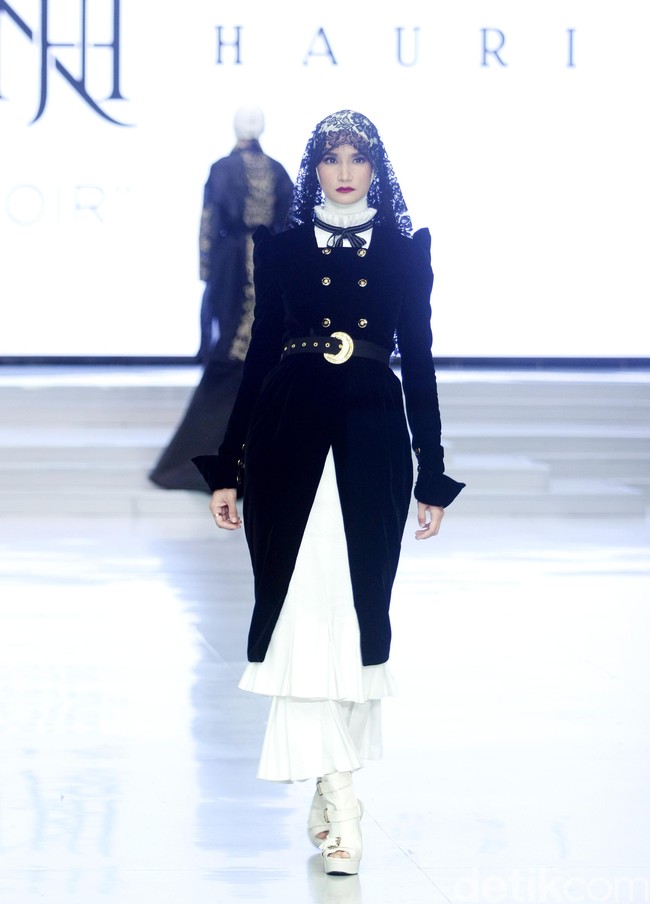 Istri Teuku Zacky ini menjadi muse untuk desainer Norma Hauri. Ia tampil elegan bak Ratu Mary dari Edinburgh dengan veil berbahan lace menutupi sebagian wajahnya. Berprofesi sebagai model membuat Ilmira tampak sangat profesional berjalan sebagai muse di malam hari itu. Foto: Mohammad Abduh/Wolipop