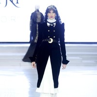 Istri Teuku Zacky ini menjadi muse untuk desainer Norma Hauri. Ia tampil elegan bak Ratu Mary dari Edinburgh dengan veil berbahan lace menutupi sebagian wajahnya. Berprofesi sebagai model membuat Ilmira tampak sangat profesional berjalan sebagai muse di malam hari itu. Foto: Mohammad Abduh/Wolipop