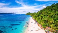 Pulau Boracay berlokasi sekitar 315 km dari Manila, Ibu Kota Filipina. Boracay menjadi salah satu destinasi wisata pantai terfavorit karena keindahannya yang memanjakan mata (AFP)