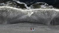 Foto: Memiliki garis pantai yang panjang di ibu kota Peru, Lima. Foto udara dua orang menikmati pantai di bulan Januari (Henry Romero/CNN Travel)