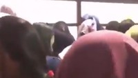 Kekacauan terjadi di sebuah outlet merek terkenal Victorias Secret di Kinabalu, Malaysia. Video yang memperlihatkan situasi tersebut kemudian viral di Malaysia melalui media sosial. Peristiwa tersebut terjadi pada Minggu (1/4) kemarin. Kala itu outlet tersebut memang tengah mengadakan promo 62% pada 31 Maret-1 April. (Foto: Dok. Twitter via The Star)