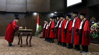 Aswanto menandatangani berita acara pelantikan Wakil Ketua MK.