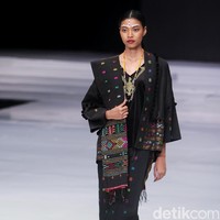 Fashion show koleksi busana terbaru Ghea Panggabean mengangkat tema Spirit of Toba’ dan terinspirasi keindahan kain Ulos di Indonesia Fashion Week 2018, Rabu [28/3/2018]. [Foto: Mohammad Abduh/Wolipop]