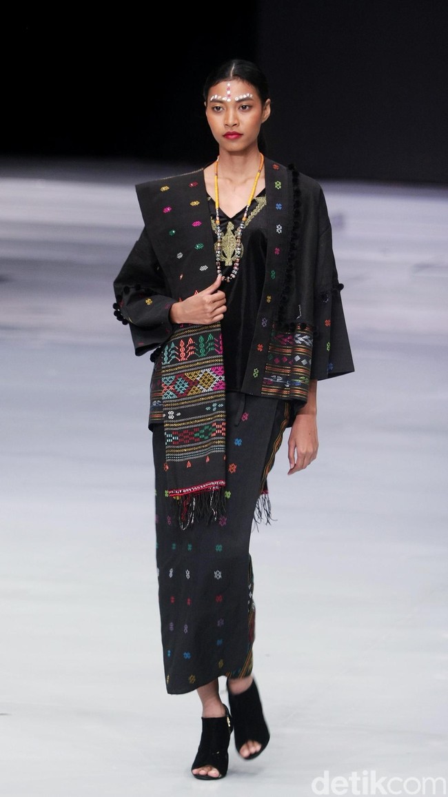 Fashion show koleksi busana terbaru Ghea Panggabean mengangkat tema Spirit of Toba’ dan terinspirasi keindahan kain Ulos di Indonesia Fashion Week 2018, Rabu [28/3/2018]. [Foto: Mohammad Abduh/Wolipop]