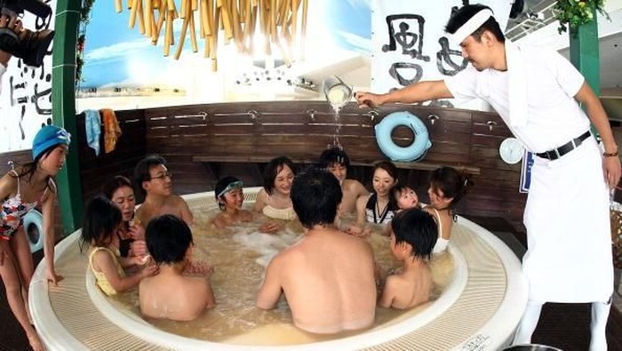 Ichiro Furuya menggunakan mi sintetis di spa ramen miliknya (Foto: Junko Kimura/Getty Images) Ichiro Furuya menggunakan mi sintetis di spa ramen miliknya (Foto: Junko Kimura/Getty Images)