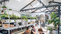 Langit-langit kafe yang tinggi juga membuat sirkulasi udara di dalam bagus. Apalagi ada kaca-kaca yang memungkinkan sinar matahari masuk ke dalam. Foto: Instagram au79cafe