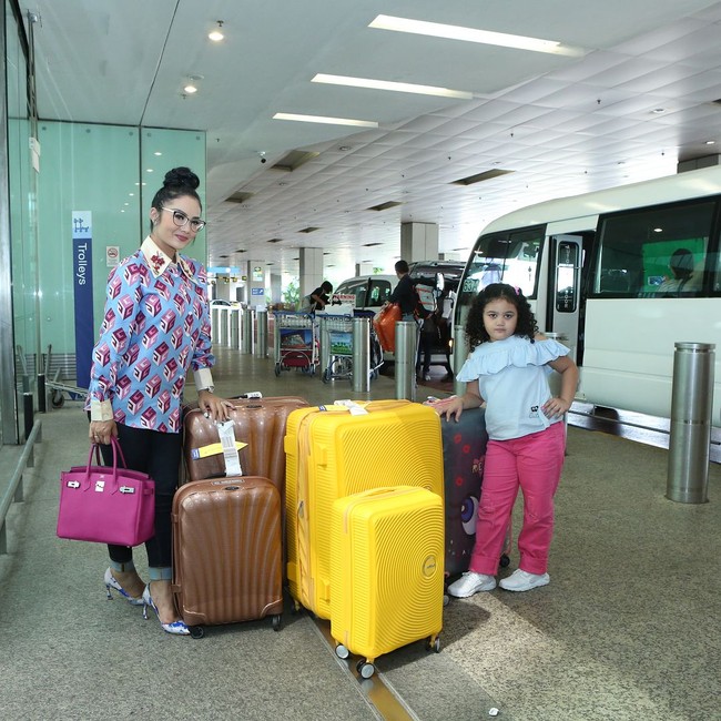 Membawa banyak koper saat berpergian bersama keluarganya, penyanyi Krisdayanti tetap tampil stylish di bandara dengan membawa tas Hermes Birkin Rose Tyrien Candy Epsom Limited Edition seharga US$ 22.500 atau sekitar Rp 310 juta. Foto: Instagram