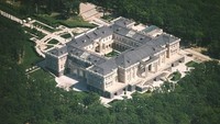Ini diduga sebagai istana tersembunyi Putin. Dilaporkan, istana ini dibangun untuk Putin menggunakan uang negara. Istimewa/Thrillist.
