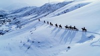 Foto: Pada suatu hari yang dingin di bulan Februari selama liburan Festival Musim Semi di Daerah Otonomi Xinjiang Uygur di China barat laut. Petugas patroli perbatasan untuk memastikan keamanan. Xinjiang berbatasan dengan delapan negara, yakni Mongolia, Rusia, Kazakhstan, Kyrgyzstan, Tajikistan, Afghanistan, India, dan Pakistan (Visual China Group/CNN Travel)