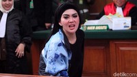 Syahrini membuka jaket saat memberikan kesaksian di PN Depok, Senin (2/4).