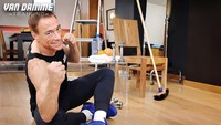 Aktor Jean-Claude Van Damme sering berperan dalam film action. Soal kemampuan bela diri tak usah diragukan lagi deh! Kini ia juga sering membagikan tips-tips berolahraga di akun Instagramnya. (Foto: Instagram/jcvd)