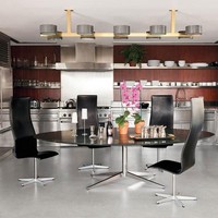 Area dapur mendapat sentuhan gaya industrial dengan permainan material besi. Lampu gantung berbalur emas memberi kesan glamor pada dapurnya. Foto: Dok. Architectural Digest