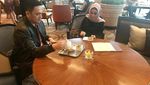 Ini 10 Pose Keseruan Farhat Abbas  Makan Bareng Teman dan Keluarga