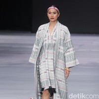 Fashion show koleksi busana terbaru Ghea Panggabean mengangkat tema Spirit of Toba’ dan terinspirasi keindahan kain Ulos di Indonesia Fashion Week 2018, Rabu [28/3/2018]. [Foto: Mohammad Abduh/Wolipop]