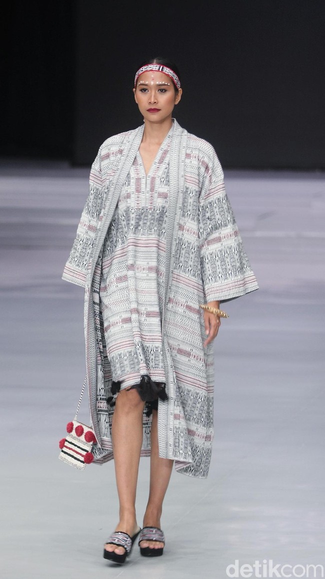Fashion show koleksi busana terbaru Ghea Panggabean mengangkat tema Spirit of Toba’ dan terinspirasi keindahan kain Ulos di Indonesia Fashion Week 2018, Rabu [28/3/2018]. [Foto: Mohammad Abduh/Wolipop]