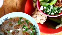 Masih di Surabaya, ningkulinersby mencicip coto Makassar Pucang Rahmat. Pelengkap jeruk nipis, bawang goreng dan daun bawang bikin coto makin sedap. Foto: Instagram ningkulinersby