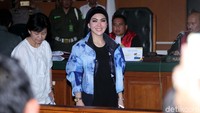 Setelah dua kali mangkir dari panggilan jaksa, artis Syahrini akhirnya datang ke Pengadilan Negeri Depok hari ini. Syahrini blak-blakan soal perjalanan umrah VVIP dan kerja sama untuk promosi First Travel lewat posting-an di Instagram. Kehadirannya di ruang sidang pun membuat heboh calon jemaah First Travel yang hadir. (Foto: Lamhot Aritonang)