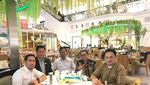 Ini 10 Pose Keseruan Farhat Abbas  Makan Bareng Teman dan Keluarga