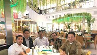 Bersama sesama rekan pengacara, Farhat Abbas terlihat tengah menikmati kopi di kafe modern.Foto: @farhatabbastv226