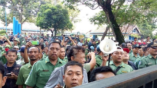 Bentuk Solidaritas, Ratusan Perangkat Desa di Ponorogo Geruduk BPN