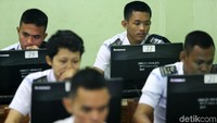 Siswa/i SMKN 29 Jakarta mengikuti  Ujian Nasional Berbasis Komputer (UNBK), Jakarta, Senin (2/4/2018).